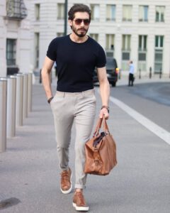 phối Áo thun đồng phục với Quần Kaki