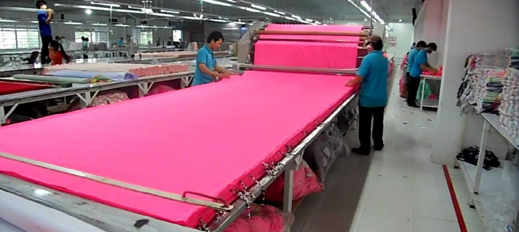 quy trình trải vải áo thun đồng phục