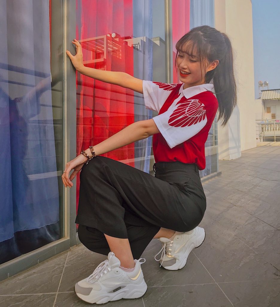 Nữ Sinh viên Hồng Bàng diện đồng phục và túi sách sành điệu