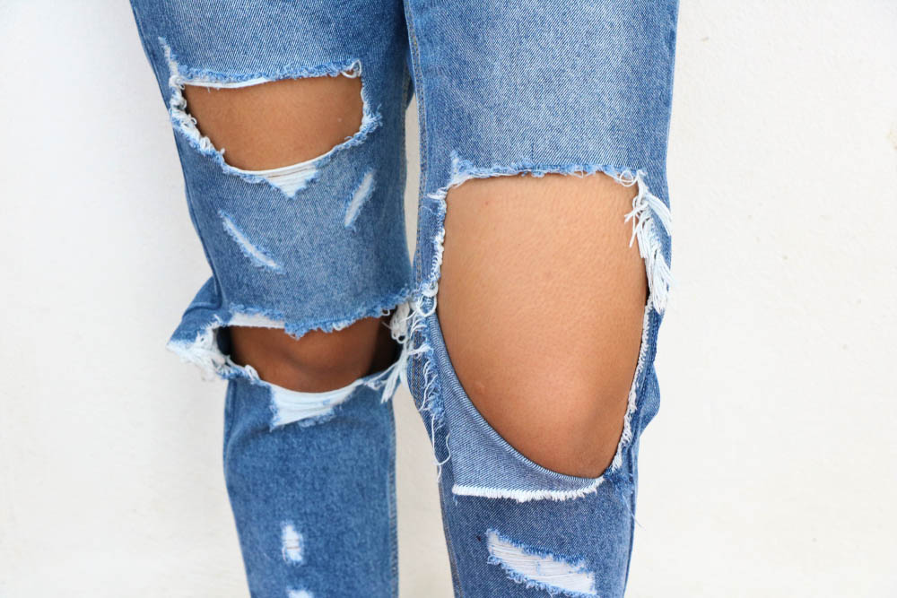 Lỗ thủng hay còn gọi là Hole trên một quần jeans mang phong cách “cao bồi”